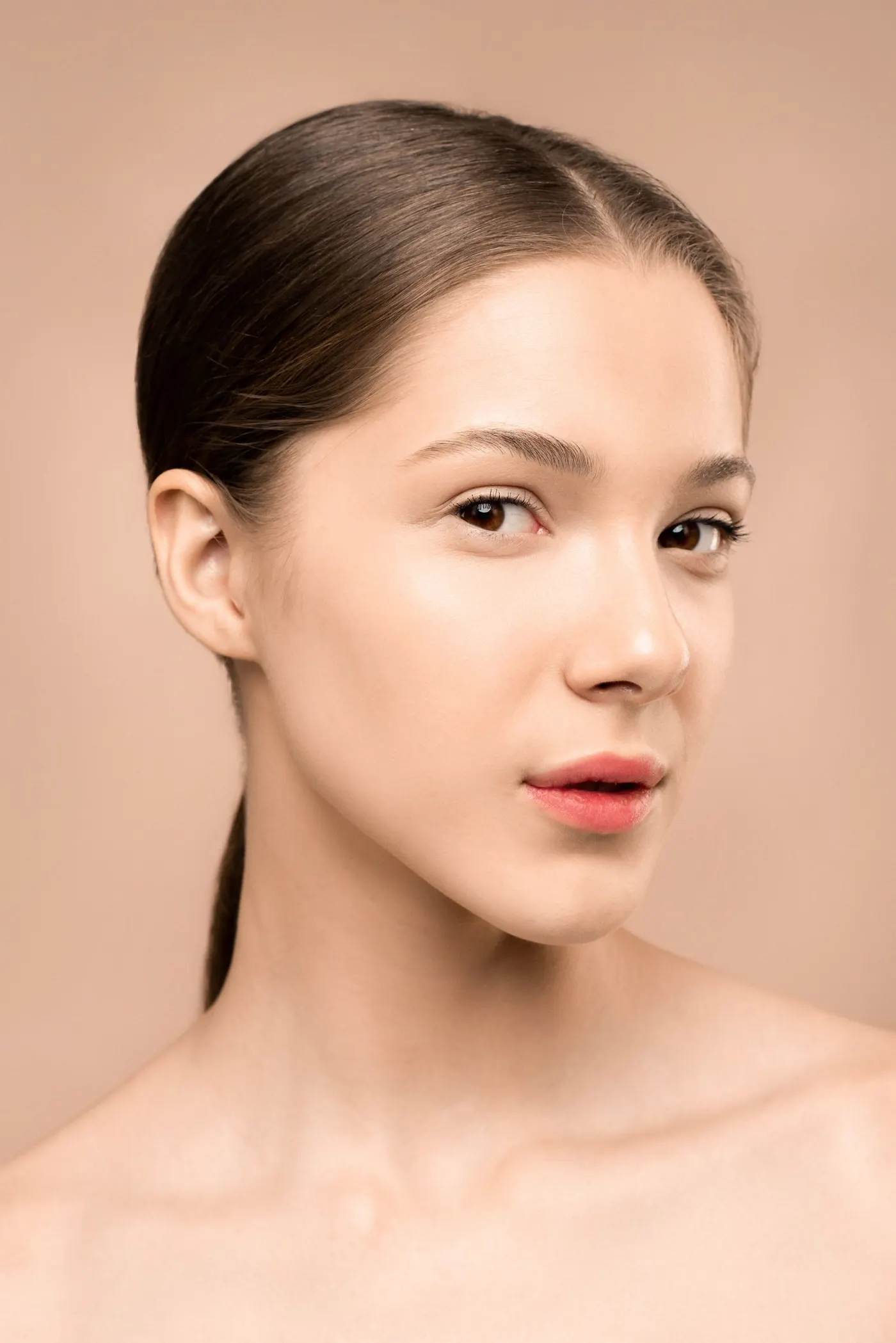 Rostro con piel luminosa y luz natural suave