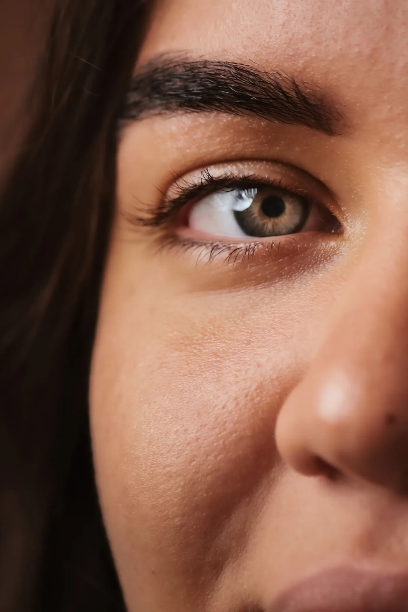 Primer plano de una mirada con piel luminosa y natural