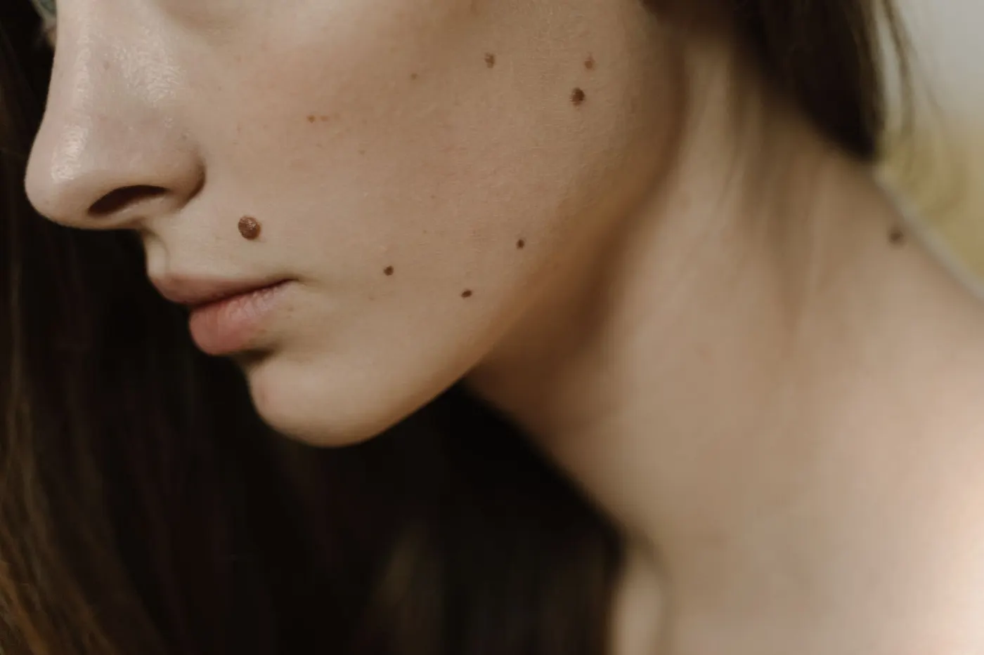 Perfil de rostro y cuello con luz natural